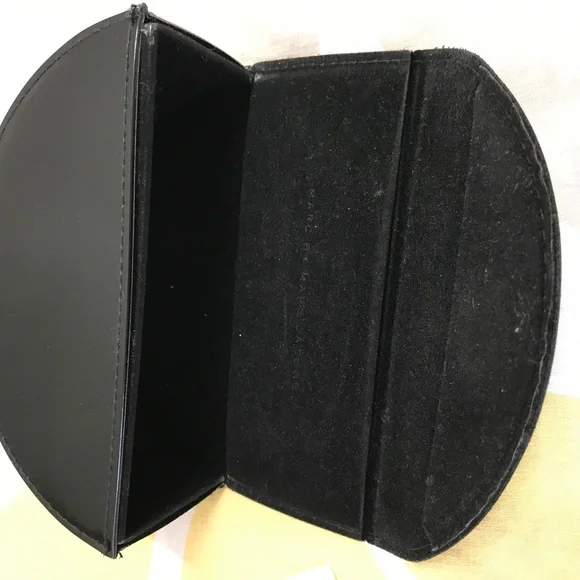 Marc by Marc Jacobs black arch Sunglasses case - Picture 8 of 8